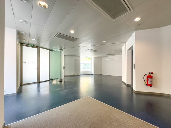 Surface commercial au rez idéalement situé au centre-ville de Monthey. 2