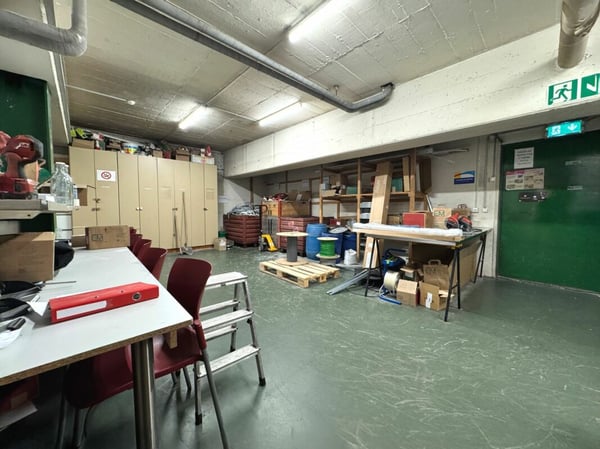 Beaux locaux commerciaux proche du centre-ville. 8