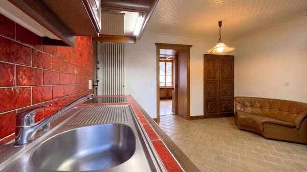 Immeuble comprenant une boucherie, un local de fonction, un grand duplex et 6 chambres avec lavabo. 11