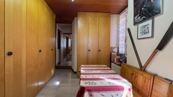 Immeuble comprenant une boucherie, un local de fonction, un grand duplex et 6 chambres avec lavabo. 8