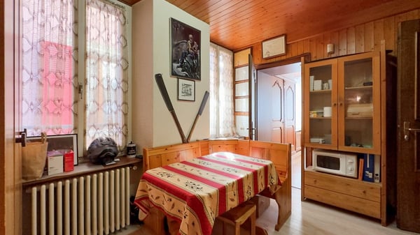 Immeuble comprenant une boucherie, un local de fonction, un grand duplex et 6 chambres avec lavabo. 7