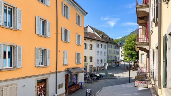 Immeuble comprenant une boucherie, un local de fonction, un grand duplex et 6 chambres avec lavabo. 2