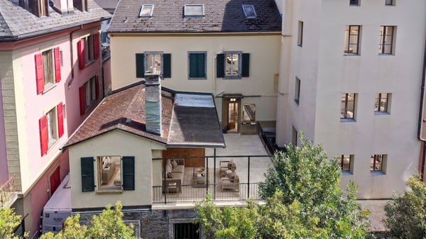 Immeuble comprenant une boucherie, un local de fonction, un grand duplex et 6 chambres avec lavabo. 1