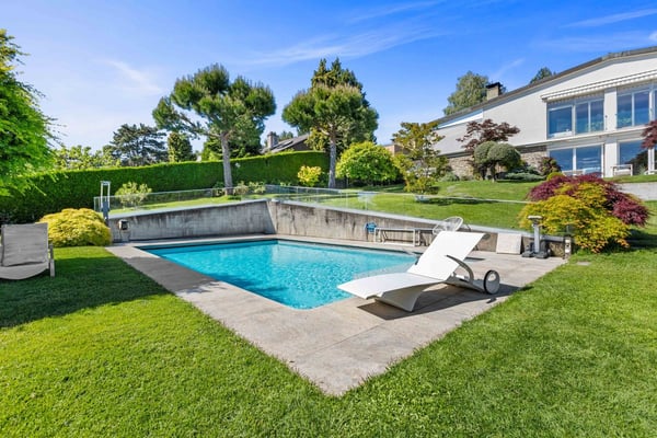 Magnifique appartement de 5,5 pièces avec jardin et piscine privée. 3