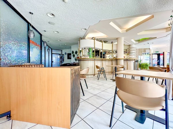 Local commercial avec terrasse. 7