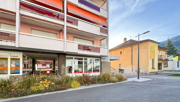 Belle vitrine avec grands locaux dépôts au 1er sous-sol accessible. 1