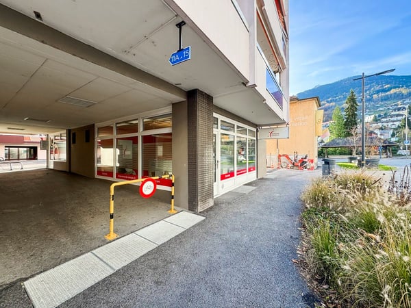 Belle vitrine avec grands locaux dépôts au 1er sous-sol accessible. 4