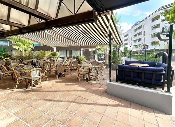 Local commercial avec terrasse. 2