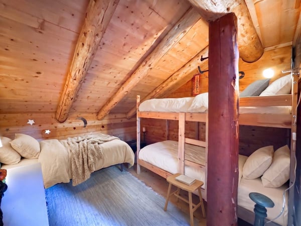 Bien rare - Chalet de 7,5 pièces niché dans 28'000 m² de forêt et de prairie. 7