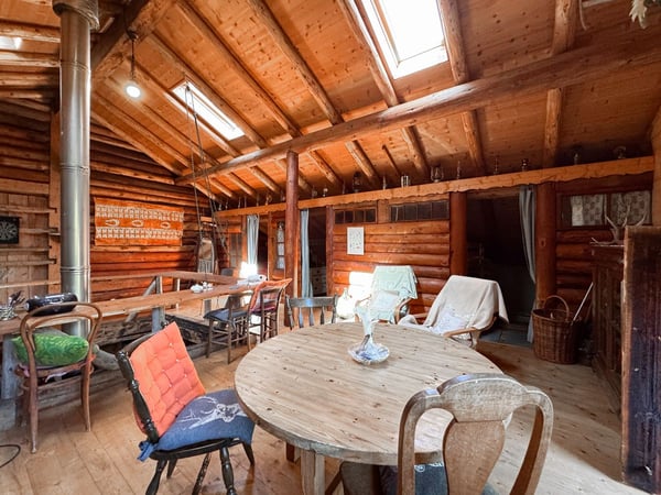 Bien rare - Chalet de 7,5 pièces niché dans 28'000 m² de forêt et de prairie. 10
