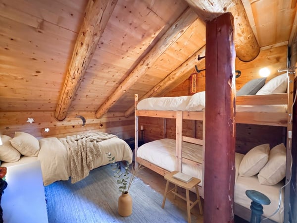Bien rare - Chalet de 7,5 pièces niché dans 28'000 m² de forêt et de prairie. 7