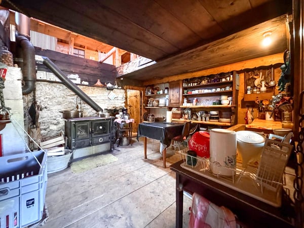 Bien rare - Chalet de 7,5 pièces niché dans 28'000 m² de forêt et de prairie. 2