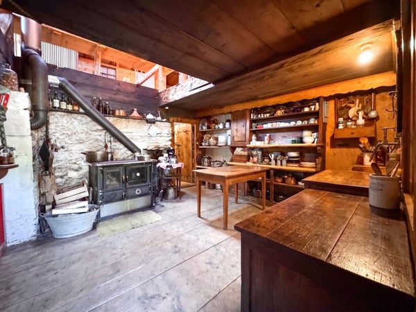 Bien rare - Chalet de 7,5 pièces niché dans 28'000 m² de forêt et de prairie. 2