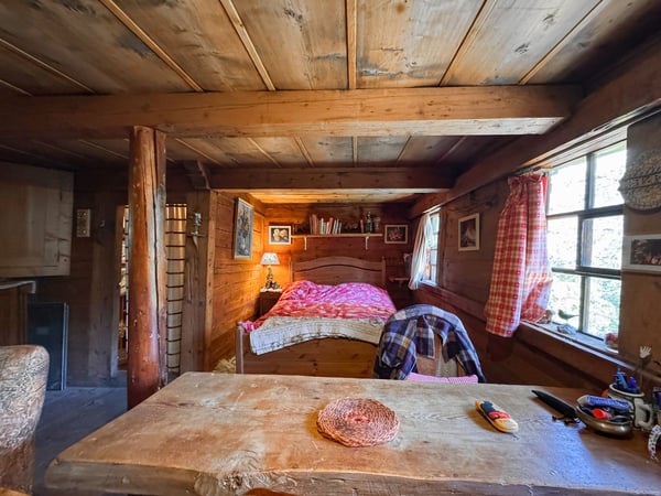 Bien rare - Chalet de 7,5 pièces niché dans 28'000 m² de forêt et de prairie. 5