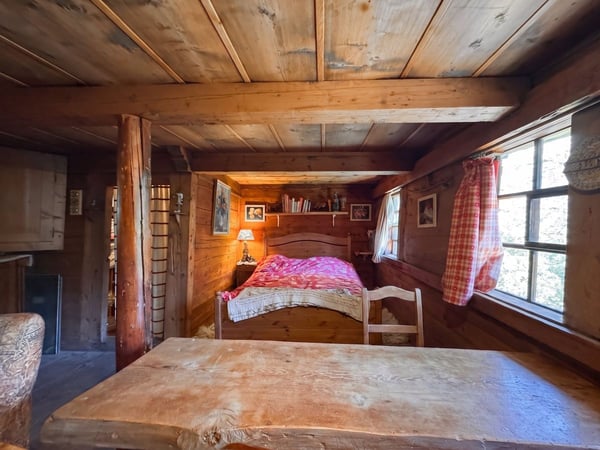 Bien rare - Chalet de 7,5 pièces niché dans 28'000 m² de forêt et de prairie. 6