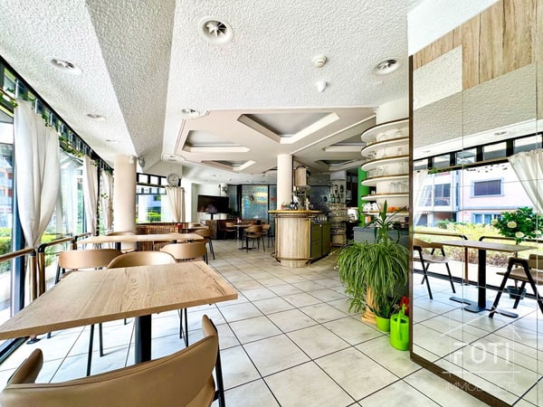Local commercial avec terrasse. 2