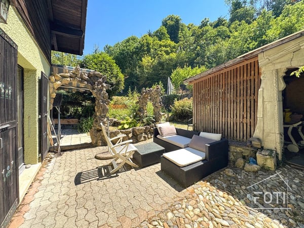 Villa de 2 logements de 5,5 pièces chacun et jardin. 12