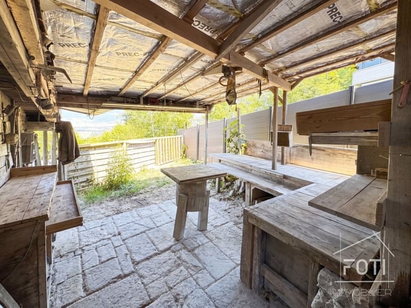 Villa de 2 logements de 5,5 pièces chacun et jardin. 13