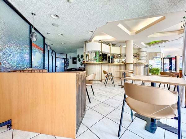 Local commercial avec terrasse. 8