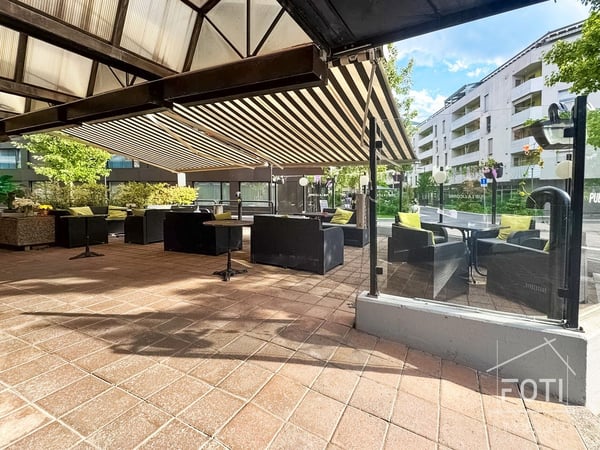 Local commercial avec terrasse. 7