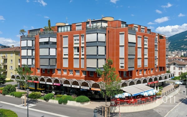 Local commercial avec terrasse. 10