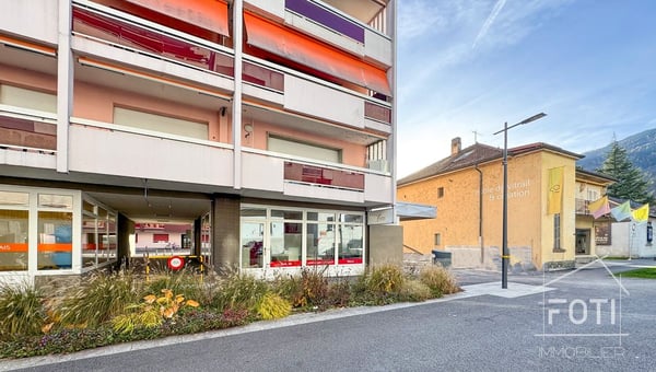 Belle vitrine avec grands locaux dépôts au 1er sous-sol accessible. 12