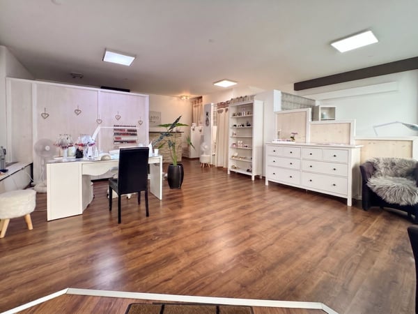 Boutique à vendre avec grande surface à Aigle 4
