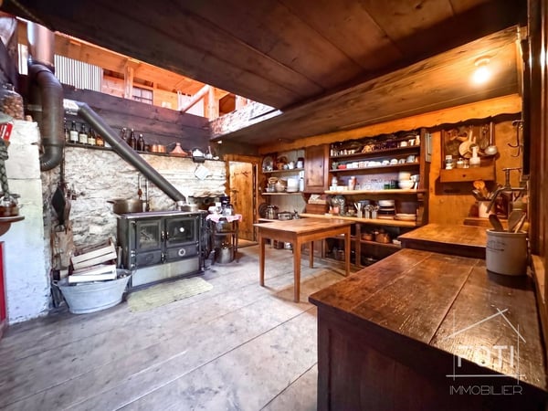Bien rare - Chalet de 7,5 pièces niché dans 28'000 m² de forêt et de prairie. 3