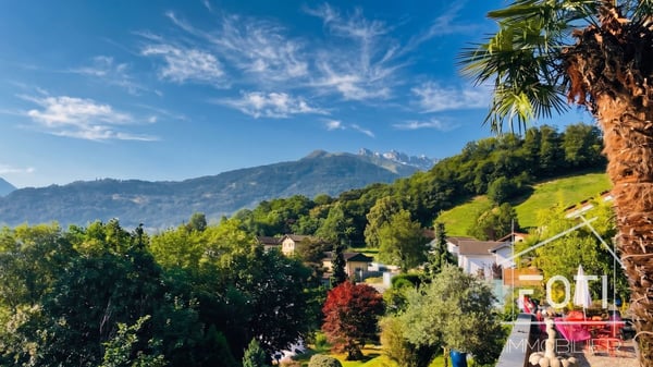 Belle maison avec vue sur les Dents-du-Midi et vastes terrasses à Monthey.