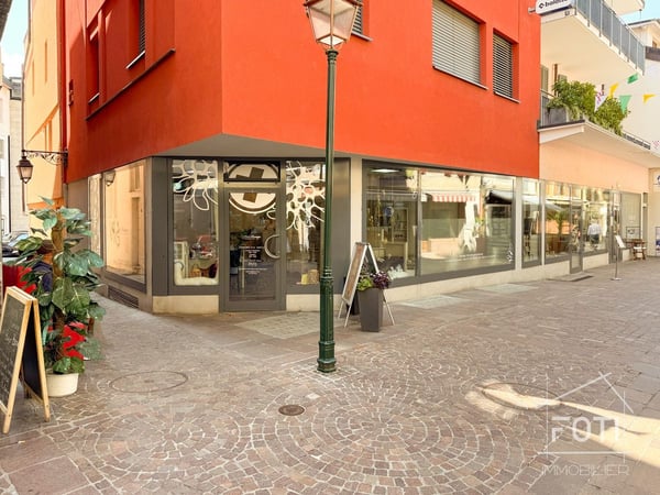 Aigle, rue du Bourg - arcade commerciale louée de 70 m², angle 2 vitrines - placement 8