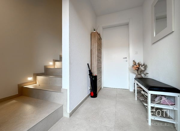 Collombey-Muraz : villa divisée en 2 logements avec piscine et terrasses 8