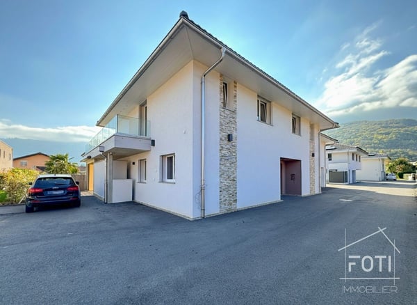 Collombey-Muraz : villa divisée en 2 logements avec piscine et terrasses 13