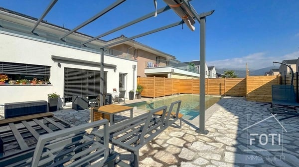 Collombey-Muraz : villa divisée en 2 logements avec piscine et terrasses 12
