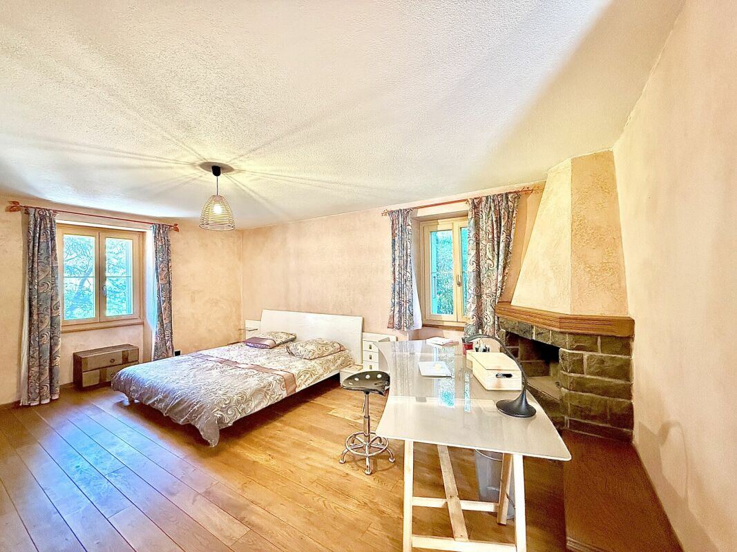 Maison de 405 m2 avec terrain de 4'413 m2 à Bex