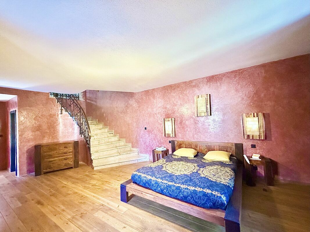 Maison de 405 m2 avec terrain de 4'413 m2 à Bex