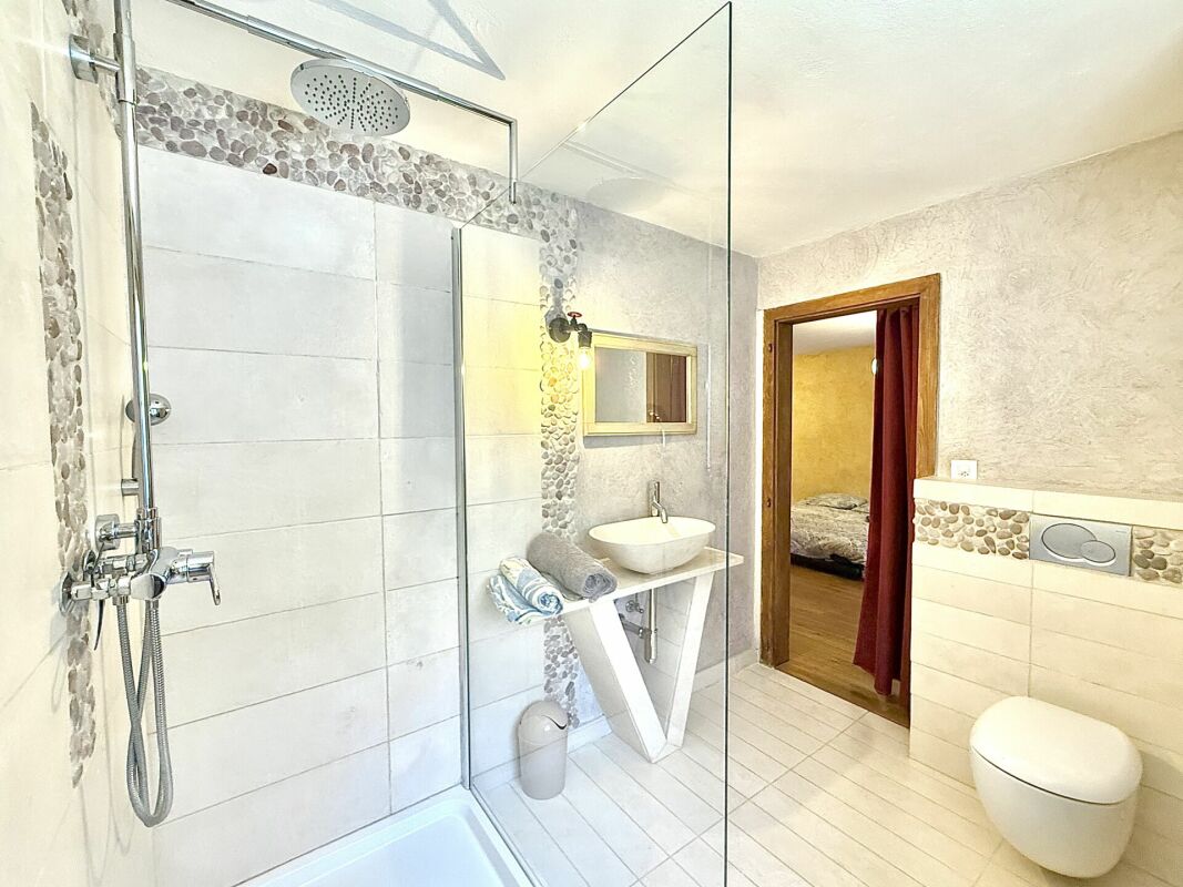 Maison de 405 m2 avec terrain de 4'413 m2 à Bex