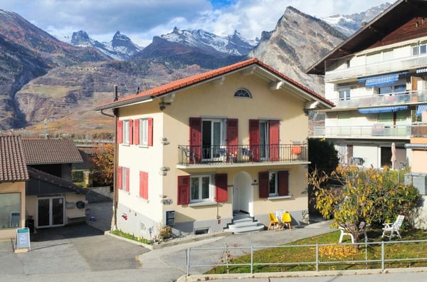 Maison multi-appartements avec local commercial et dépôt / bureau 2