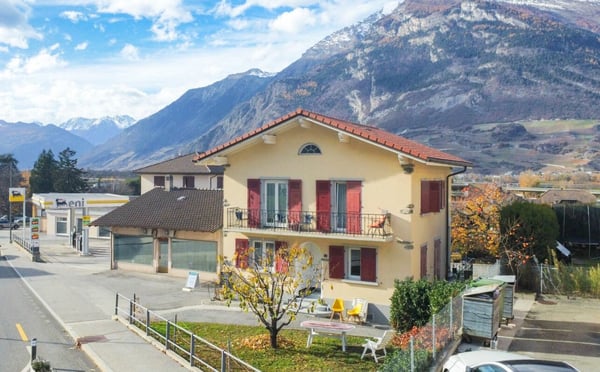 Maison multi-appartements avec local commercial et dépôt / bureau 1