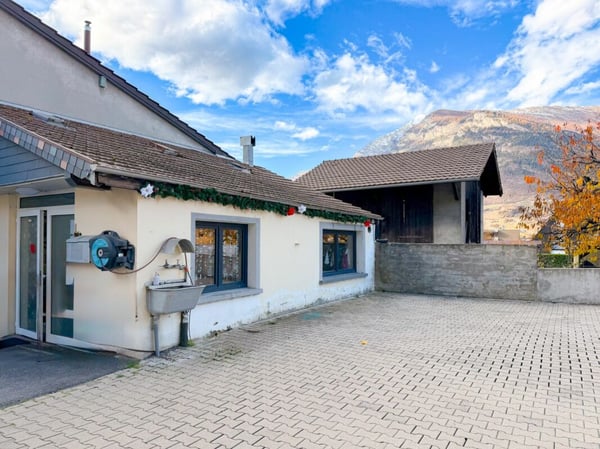 Maison multi-appartements avec local commercial et dépôt / bureau 6