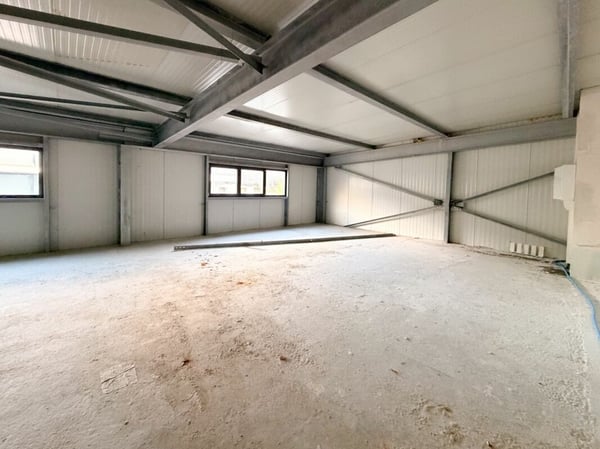 Bureaux / dépôts bruts à Saxon 3