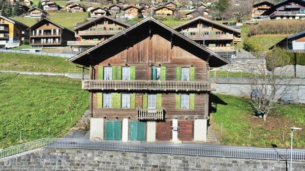 Maison / chalet de 4 étages au centre de Troistorrents 1