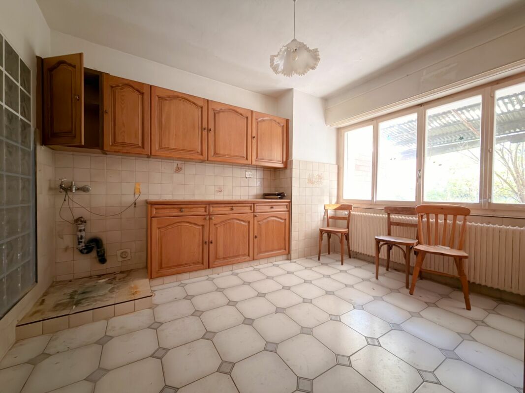 Maison avec possibilité de transformer en multi-appartements à Charrat