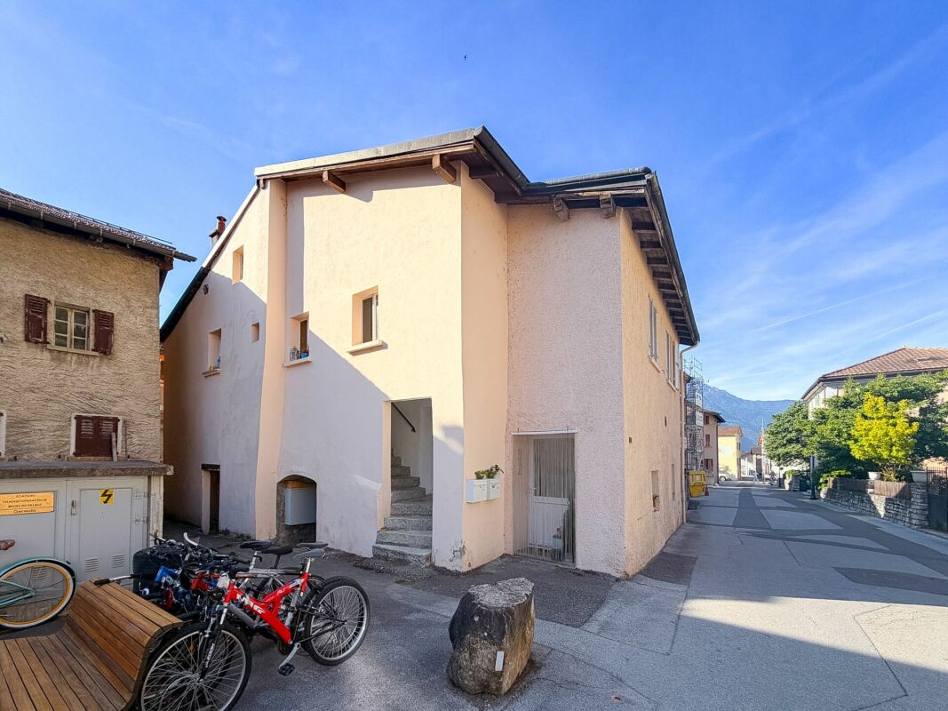 Maison avec 3 appartements au centre d'Ardon