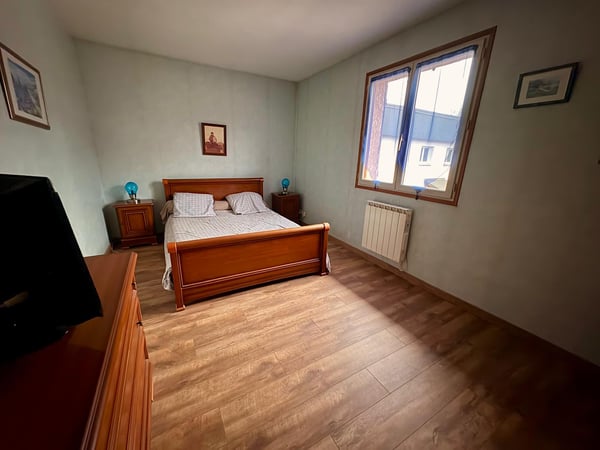 Propriété Multifonctionnelle avec Local Commercial, ENTREPOT, Garages et Partie Habitable Proche Divonne-les 13