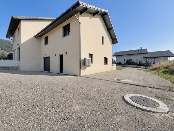 Maison mitoyenne neuve de 106 m² aux belles prestations à Saint-Cergues 8