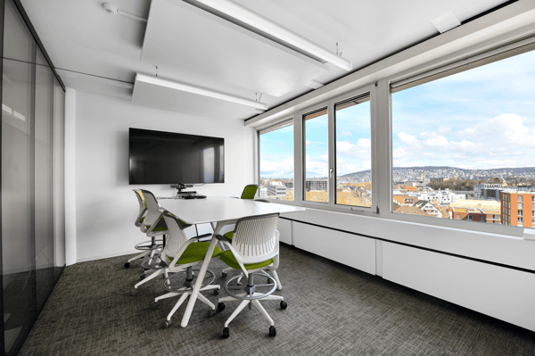 MODERN AUSGEBAUTE BÜROS MIT BLICK ÜBER ZÜRICH 8