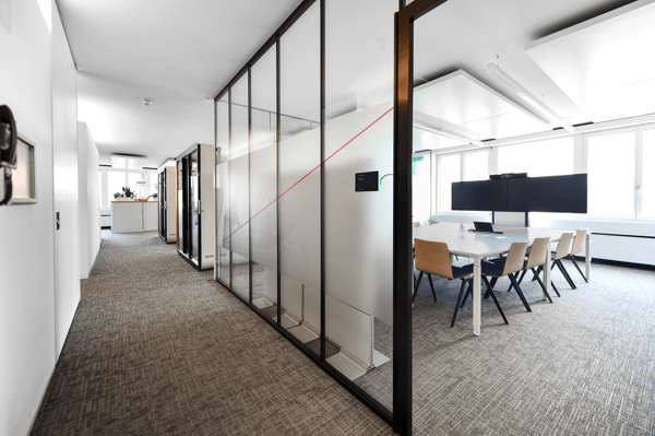 MODERN AUSGEBAUTE BÜROS MIT BLICK ÜBER ZÜRICH 7