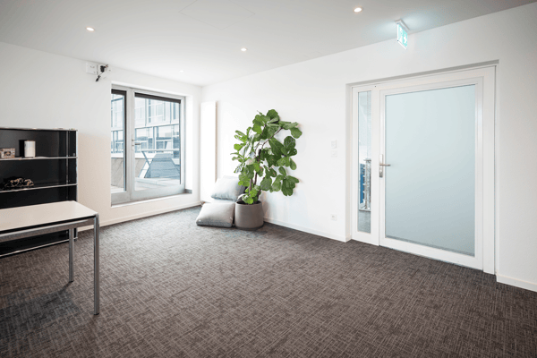 BEZUGSBEREITES ECKBÜRO MIT EXKLUSIVER TERRASSE IM KOWERK 4