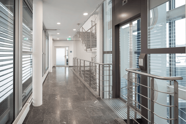 BEZUGSBEREITES ECKBÜRO MIT EXKLUSIVER TERRASSE IM KOWERK 9