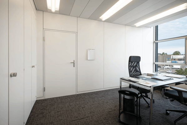 BEZUGSBEREITES ECKBÜRO MIT EXKLUSIVER TERRASSE IM KOWERK 7
